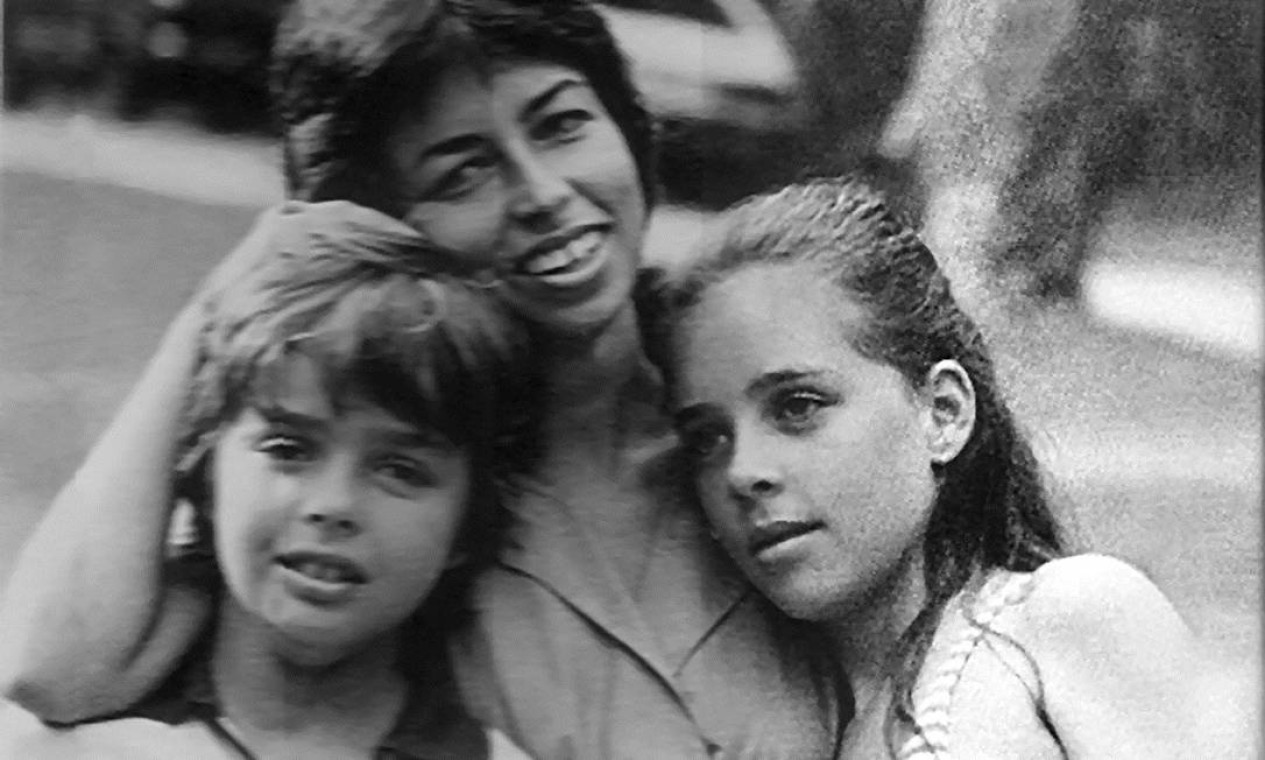 Em 1982, com os filhos Francisco e Isabel, em foto do encarte do livro 'Ninguém pode com Nara Leão' Foto: Divulgação