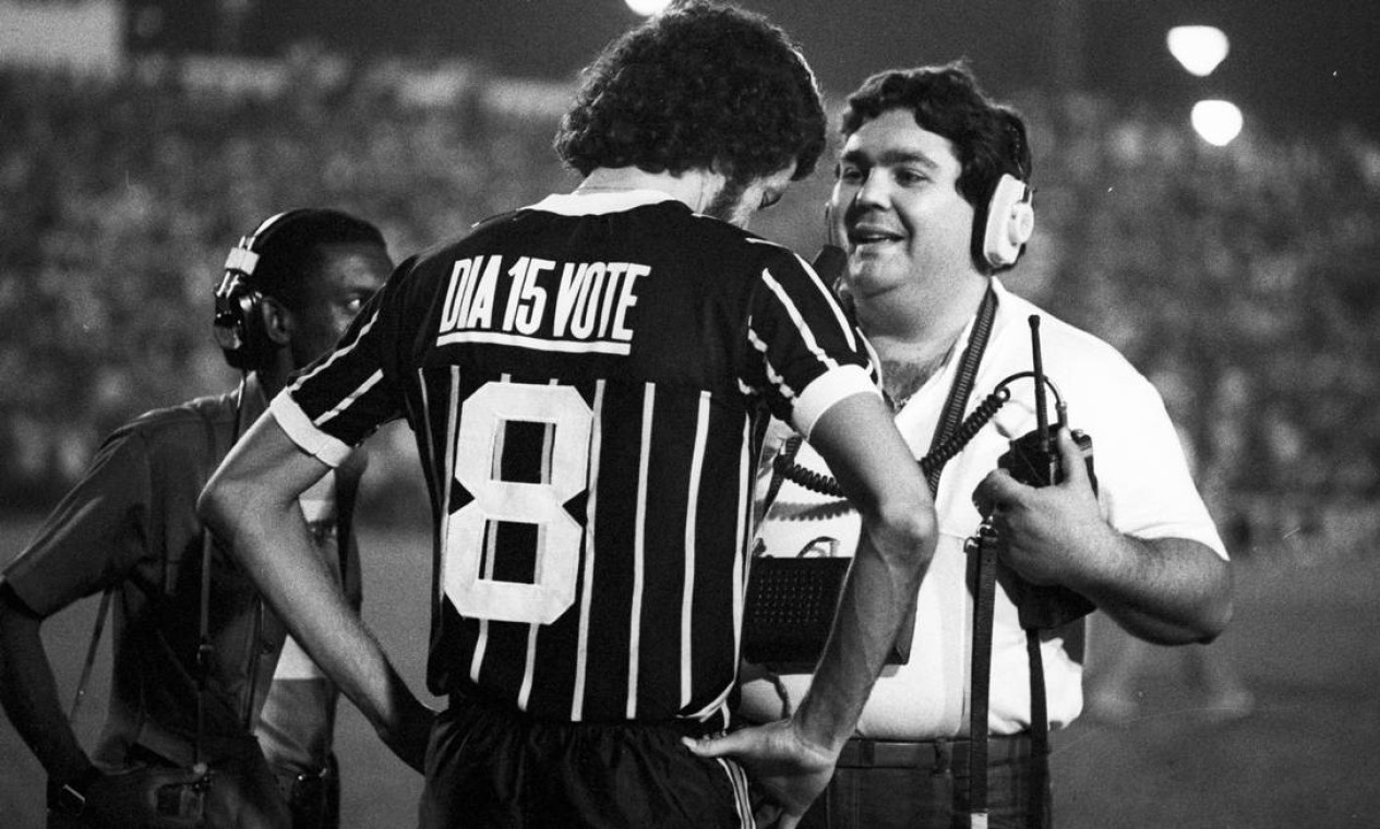 Repórter espostivo: Fausto Silva entrevista o jogador Sócrates, em 1982 Foto: Olívio Lamas / Agência O Globo