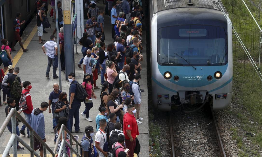 Trem chega a uma das estações da Supervia: ONG pede que não haja reajuste nas tarifas Foto: Fabiano Rocha / Agência O Globo