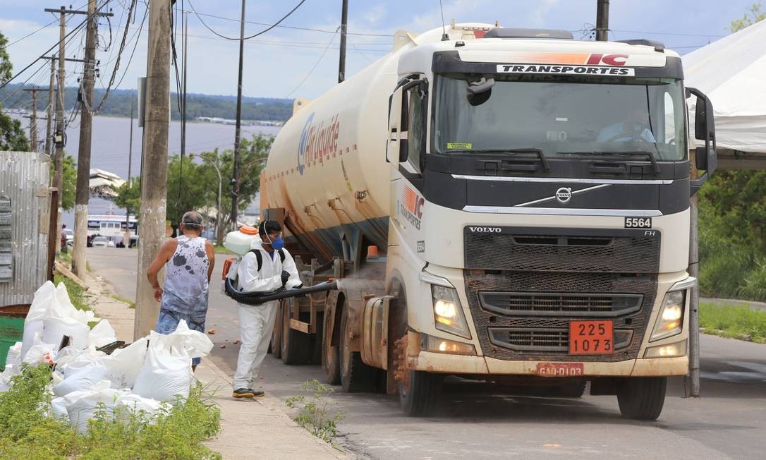 Chegada a Manaus de carretas com oxigênio, vindo de Porto Velho, enviadas pelo Ministerio da Saúde Foto: Euzivaldo Queiroz/Pawe comunicação. / Agência O Globo