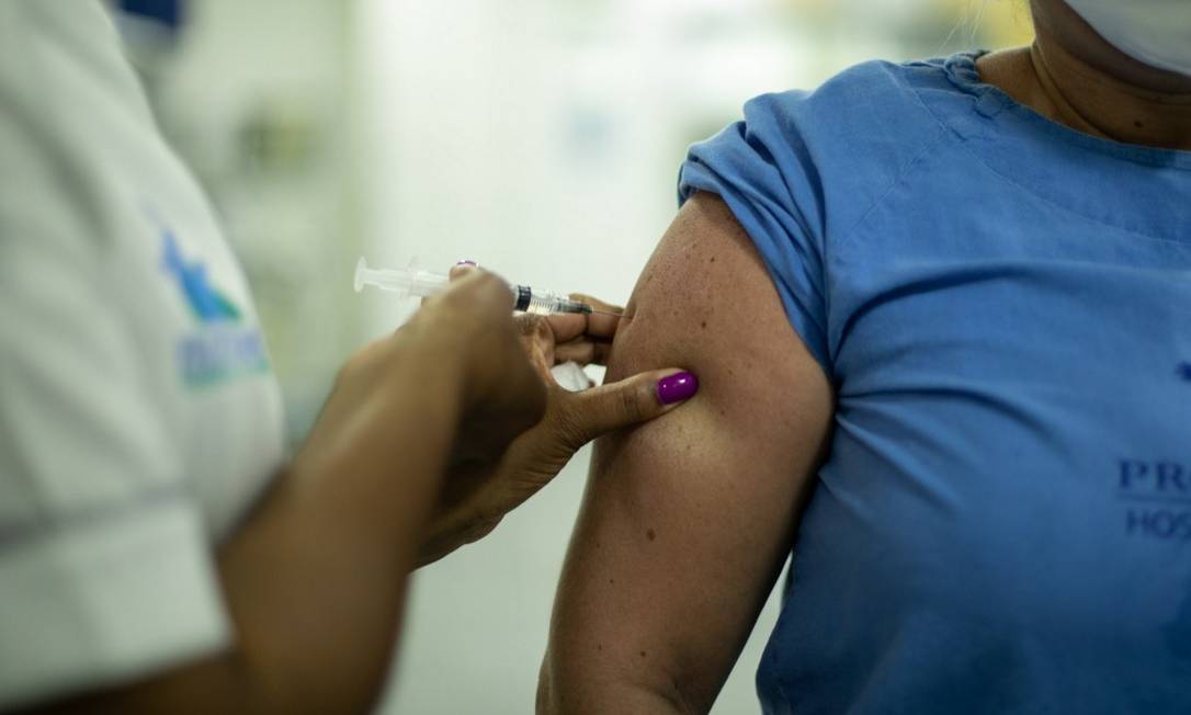 Profissional de Saúde é imunizada em hospital particular do Rio no último dia 21 Foto: Brenno Carvalho / Agência O Globo