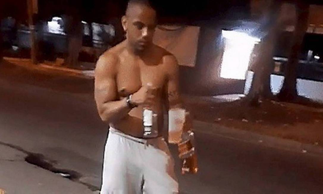João Maurício com garrafas de vodca e uísque antes do acidente Foto: Reprodução / Agência O Globo