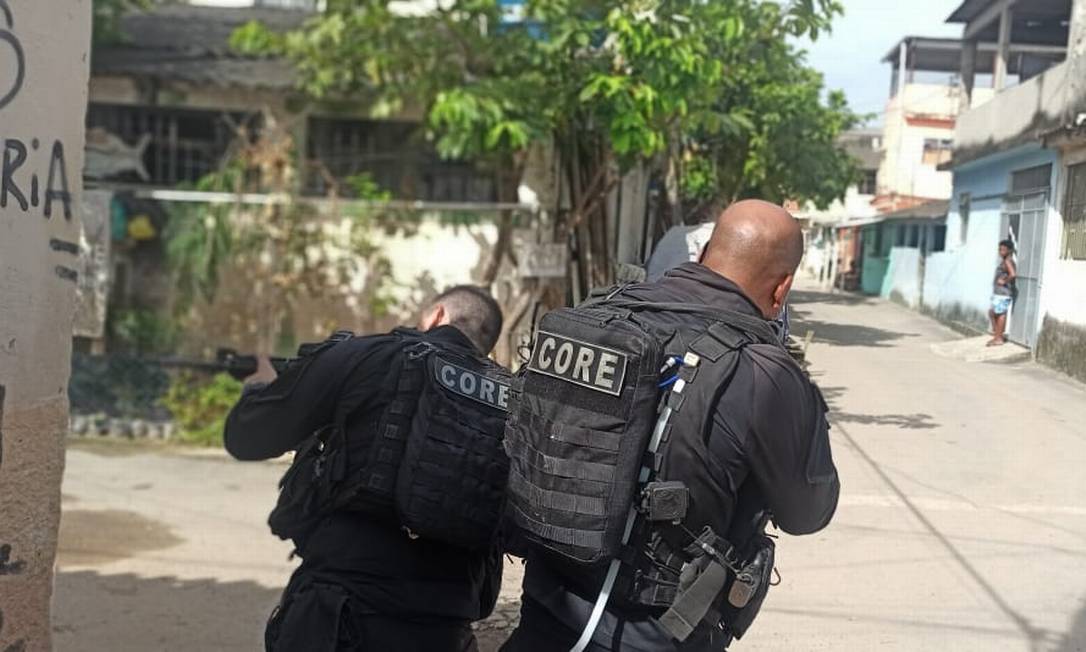A movimentação dos agentes na Favela Kelson's Foto: Polícia Civil / Divulgação
