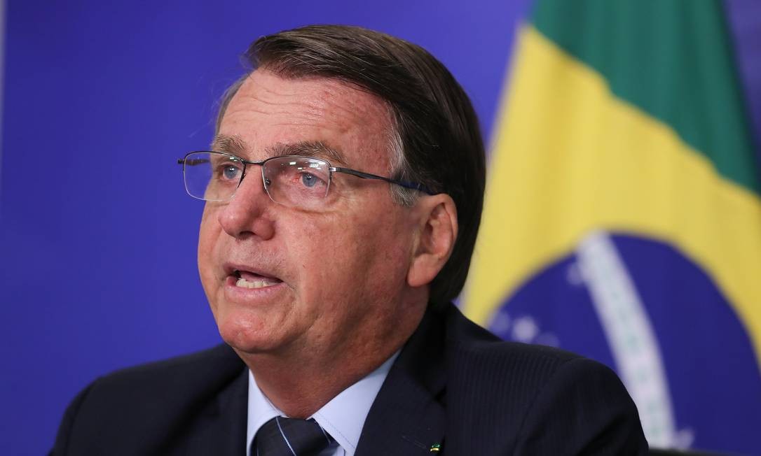 Bolsonaro muda discurso e passa a defender vacina e compra por empresas