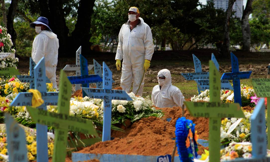 Enterro de vítima de Covid-19 em Manaus Foto: MARCIO JAMES / AFP