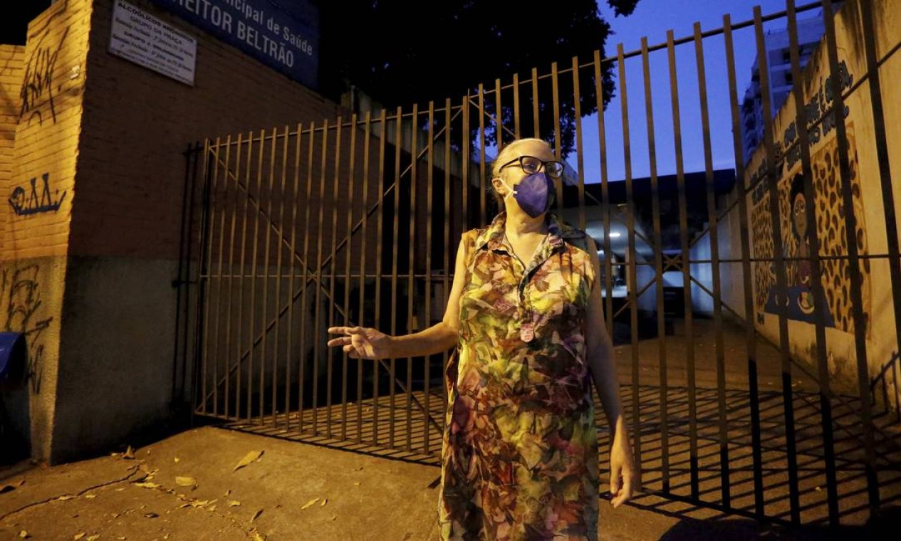 A psicóloga Tânia Araújo, 62 anos, segunda na fila para ser imunizada no Centro Municipal de saúde Hietor Beltrão, na Tijuca Foto: Fabiano Rocha / Agência O Globo