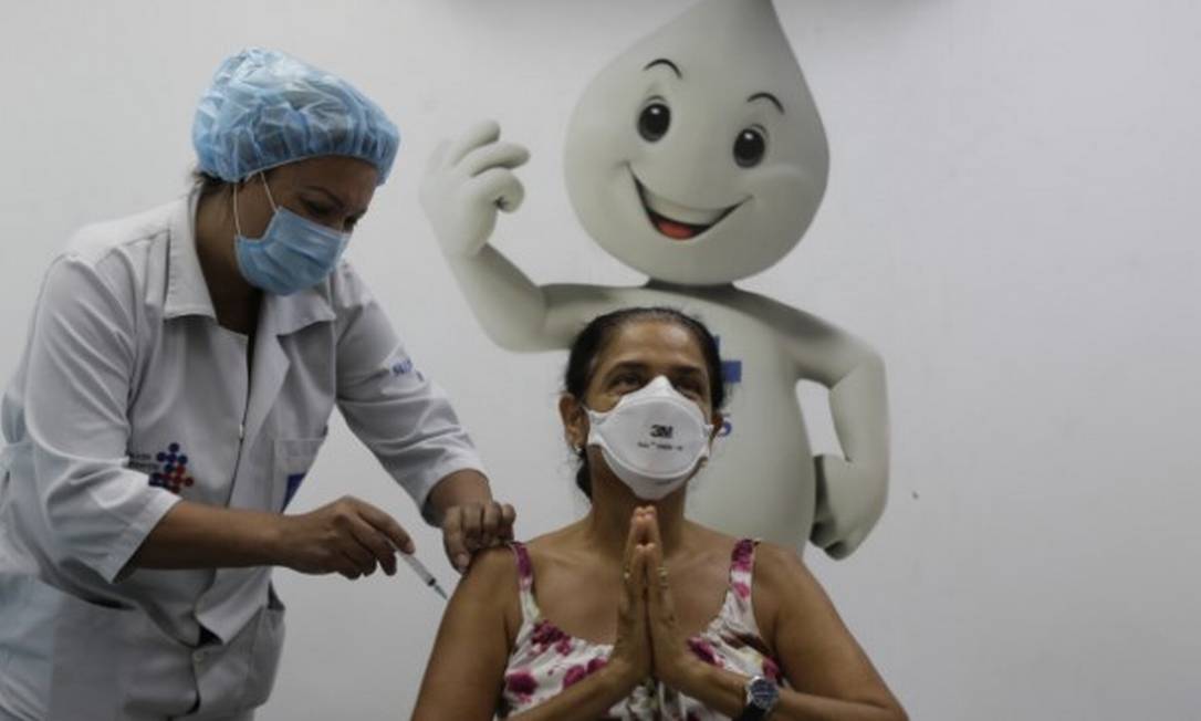 Magdala Silva é vacinada em Copacabana Foto: Márcia Foletto / Agência O Globo