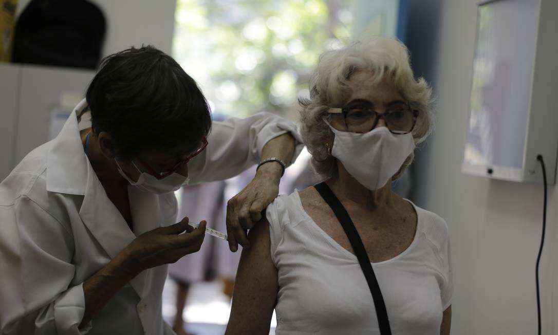 Idosos com mais de 60 anos que são profissionais da área de Saúde tiveram prioridade nesta semana Foto: Marcia Foletto em 27-01-2021 / Agência O Globo
