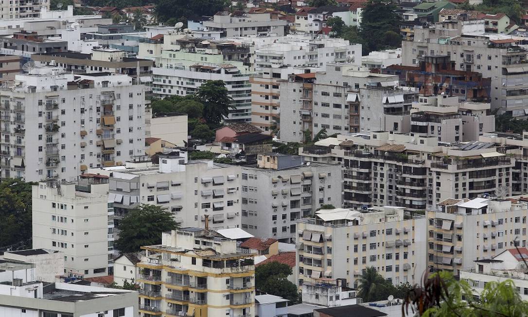 Prédios em Jacarepaguá, no Rio: crise aumenta peso da prestação da casa própria no orçamento Foto: Guilherme Pinto / Agência O Globo
