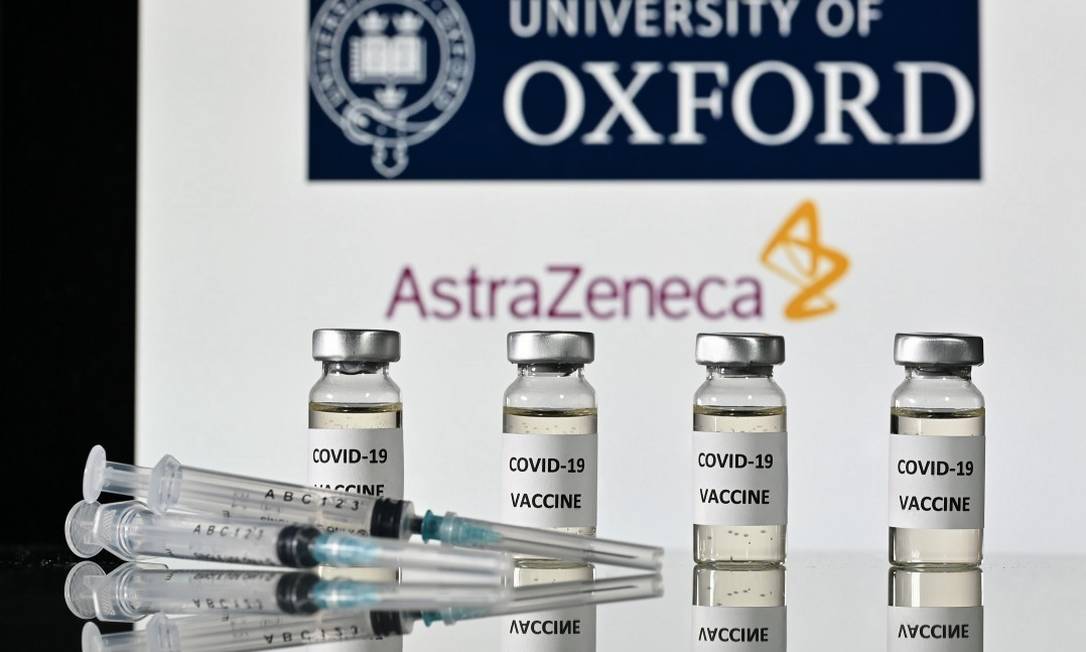 Foto ilustra doses da vacina produzida em conjunto pela empresa AstraZeneca e pela Universidade de Oxford, com seus logos ao fundo Foto: JUSTIN TALLIS / AFP / 17-11-2020