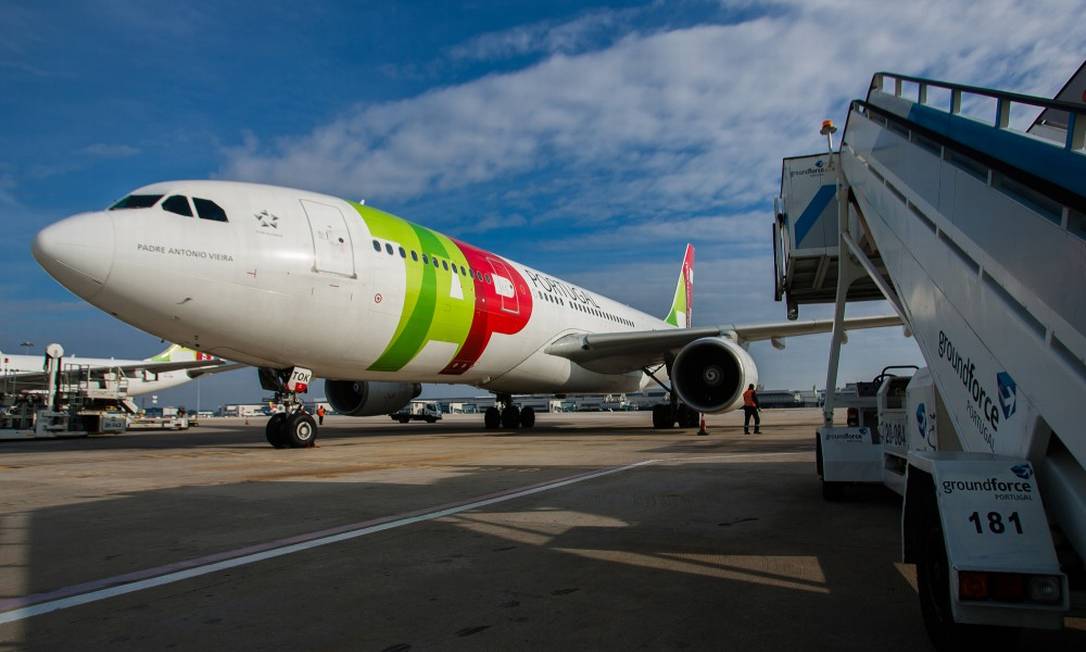 Avião da TAP, companhia aérea portuguesa, no aeroporto internacional de Lisboa Foto: Mario Proença / Bloomberg / 8-1-13