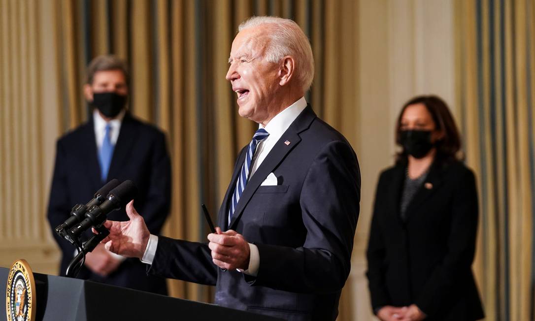 Joe Biden anuncia pacote de medidas para o clima em discurso na Casa Branca. Atrás na imagem o czar do clima, John Kerry, e a vice-presidente Kamala Harris Foto: KEVIN LAMARQUE / REUTERS