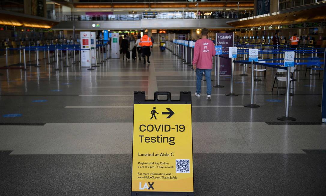 Sinalização de teste de Covid-19 é exibida nos balcões de check-in no Aeroporto Internacional de Los Angeles Foto: PATRICK T. FALLON / AFP/25-01-2021
