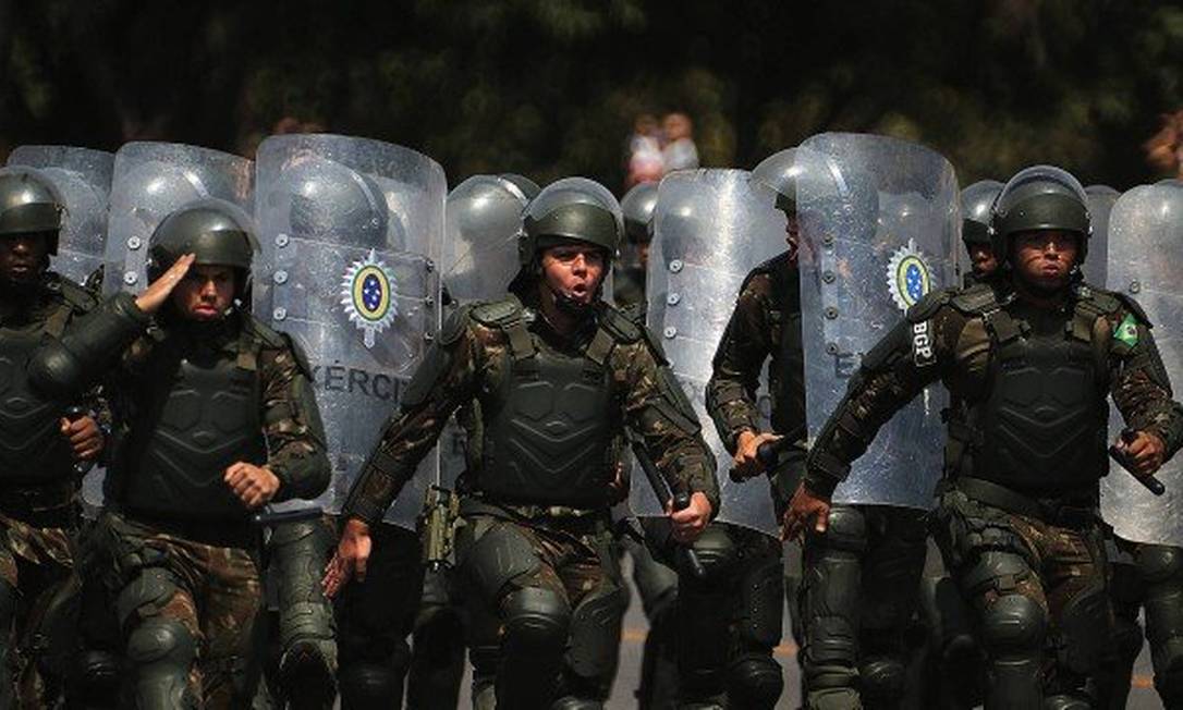 Tropa da Polícia do Exército Foto: Jorge William / Agência O Globo