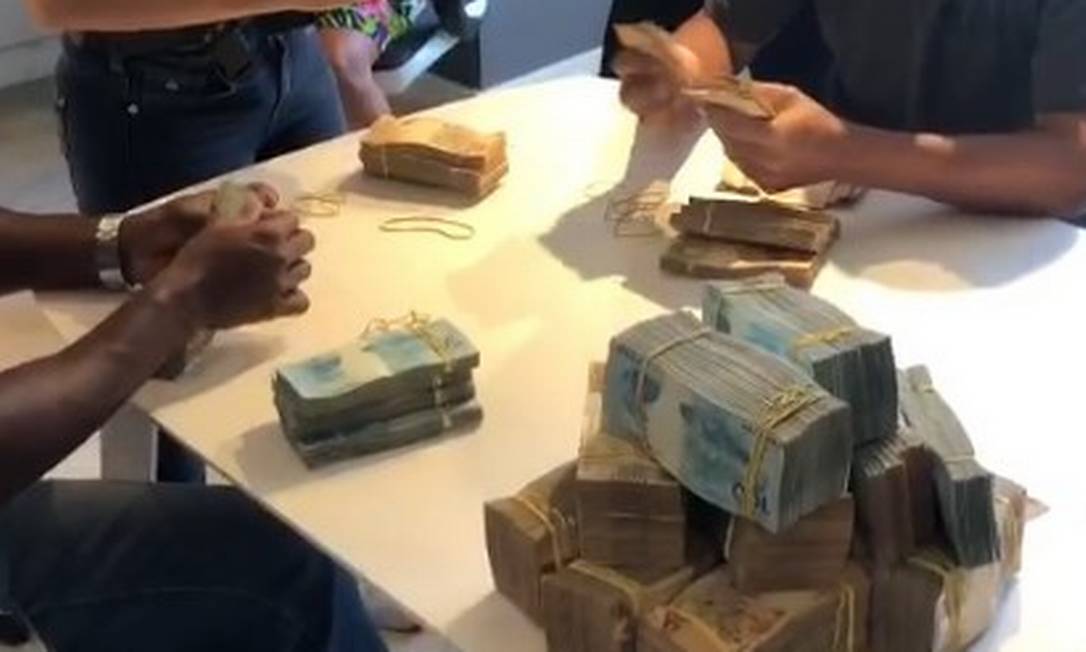 Policiais contam dinheiro apreendido na casa de Nego do Borel no Recreio Foto: Divulgação