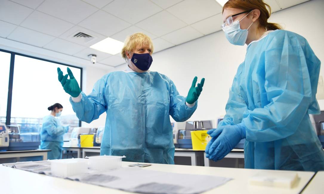 O primeiro-ministro britânico, Boris Johnson, visita o laboratório Lighthouse usado para processar amostras de PCR, durante uma visita ao campus do Hospital Universitário Rainha Elizabeth em Glasgow. Foto: POOL / REUTERS