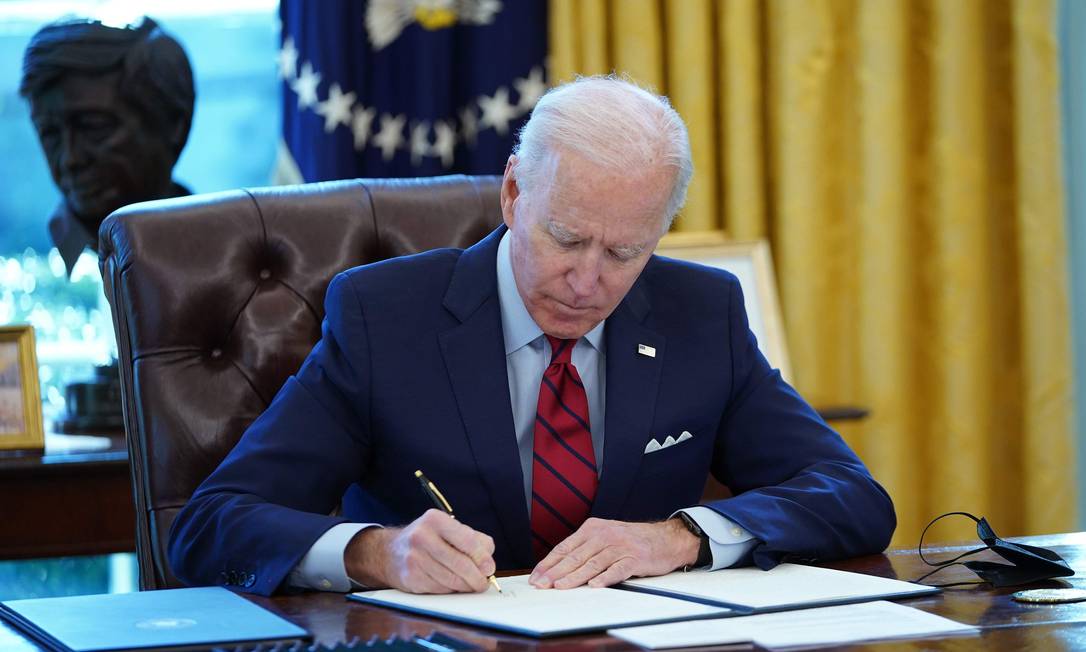 Presidente dos Estados Unidos Joe Biden assina medidas para ampliar acesso a planos de saúde do Obamacare e revoga restrição contra ONGs que dão aconselhamento sobre aborto Foto: MANDEL NGAN / AFP