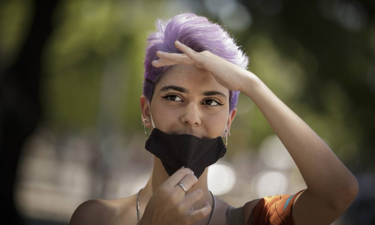A escritora Juliana Reis, 18 anos, diz que a máscara preta é mais quente, o que faz aumentar a transpiração. Mas, quando não vê ninguém por perto, ela abaixa para respirar melhor Foto: Márcia Foletto / Agência O Globo