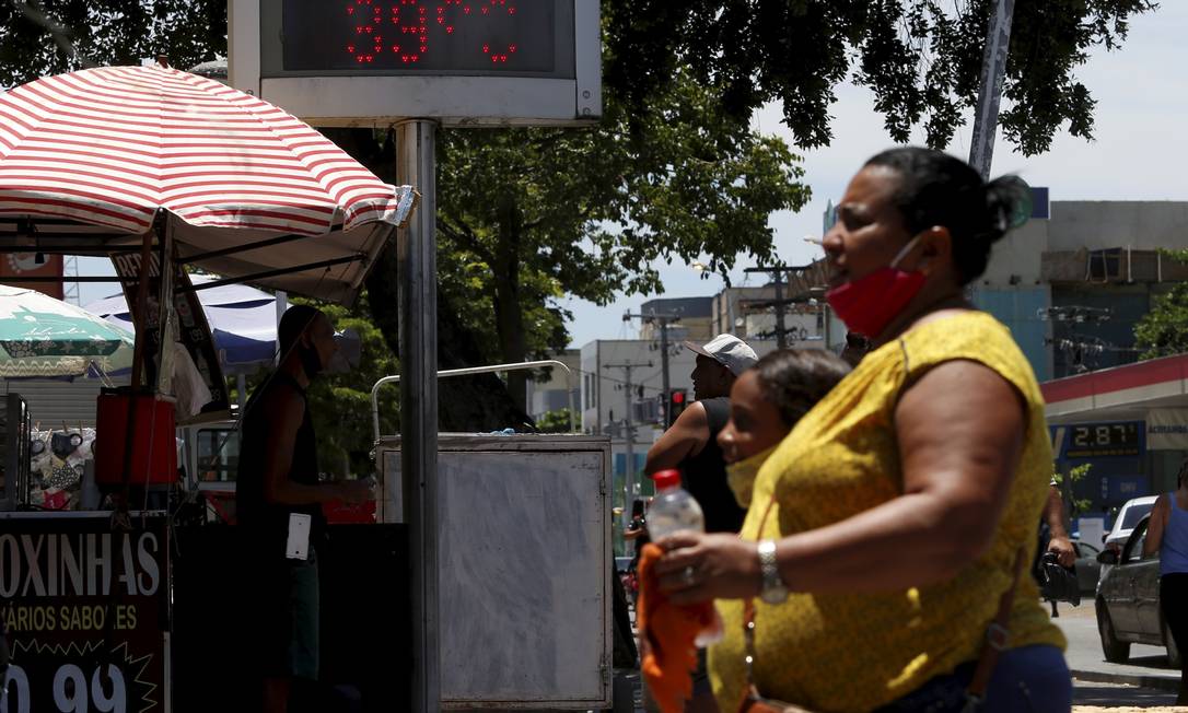 Termômetro do calçadão de Bangu marcando 39 graus nesta quinta Foto: FABIANO ROCHA / Agência O Globo