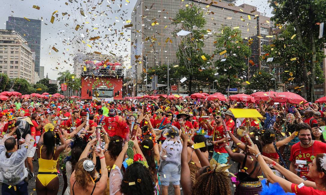 Desfile do Monobloco no carnaval passado no Centro do Rio: folião não poderá aglomerar este ano, mas não deve perder a folga Foto: Fernando Maia/1-3-2020 / Agência O Globo