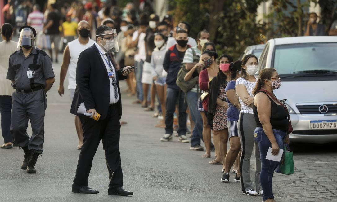 Pandemia de Coronavírus: na Caixa Econômica da rua Cardoso de Morais, em Bonsucesso, pessoas fazem fila para receber o Bolsa Família Foto: Gabriel de Paiva / Agência O Globo