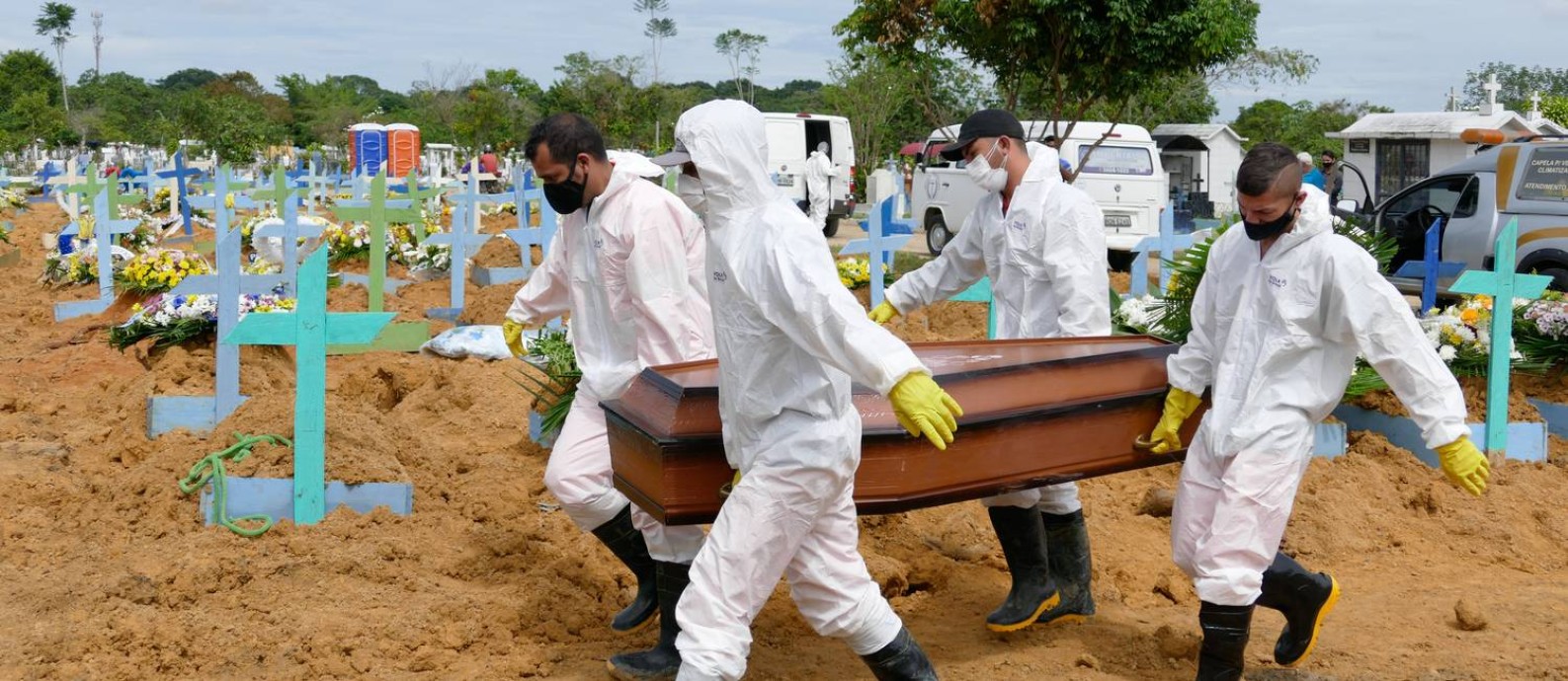 Enterros de Covid-19 em Manaus (AM), no cemitério Nossa Senhora Aparecida Foto: Sandro Pereira / Fotoarena/Agência O Globo