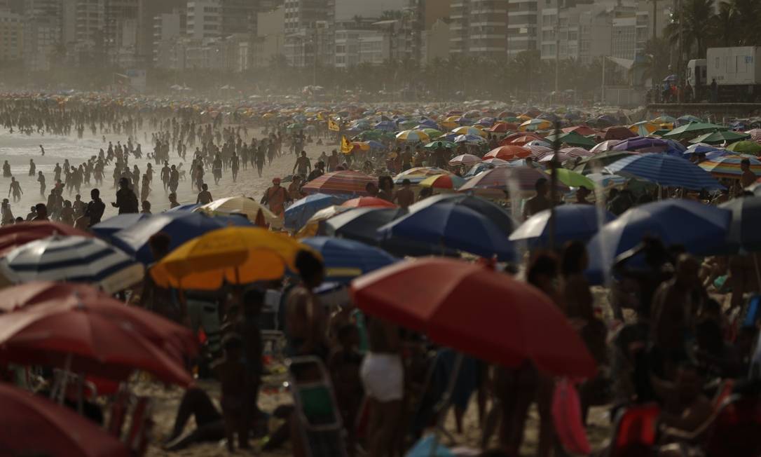 Praia do Leblon lotada durante o último domingo (24), em meio à pandemia da Covid-19 Foto: Roberto Moreyra em 24-01-2021 / Agência O Globo
