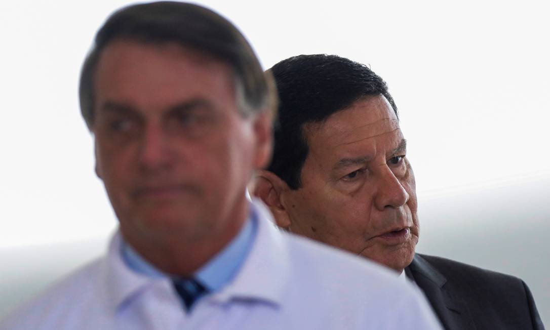 O presidente Jair Bolsonaro e o vice-presidente Hamilton Mourão, durante cerimônia no Palácio do Planalto Foto: Adriano Machado/Reuters/12-01-2021