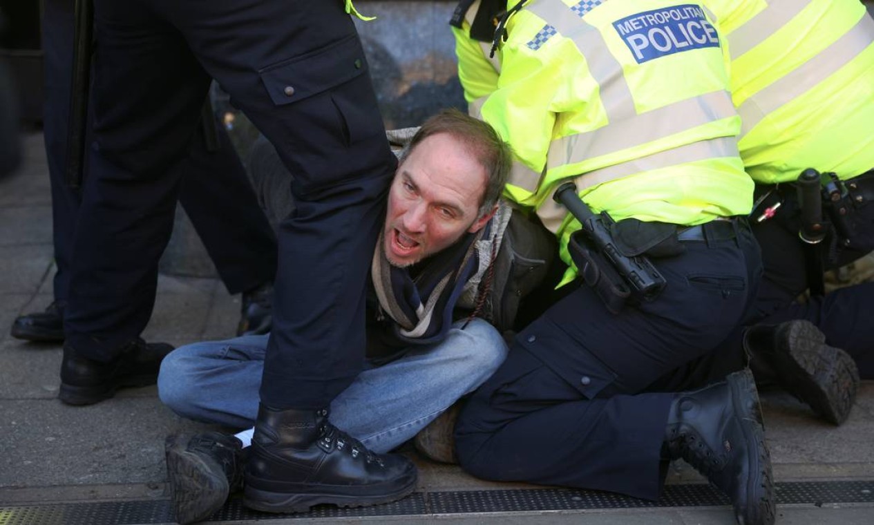Policiais prendem um manifestante durante um protesto contra o bloqueio, em Clapham Common, em Londres, Inglaterra Foto: SIMON DAWSON / REUTERS - 09/01/2021