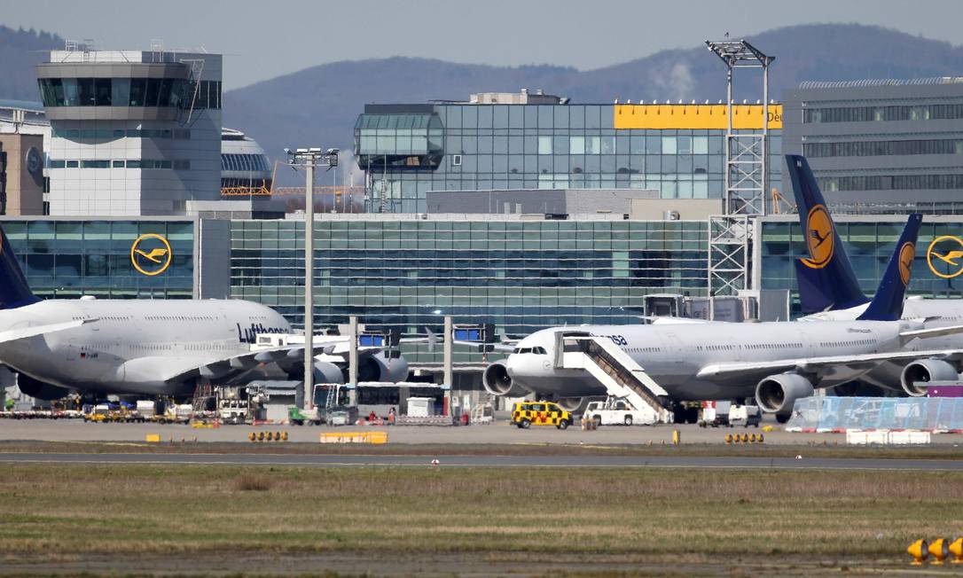 Aviões parados no aeroporto de Frankfurt, na Alemanha, em março de 2020 Foto: DANIEL ROLAND / AFP
