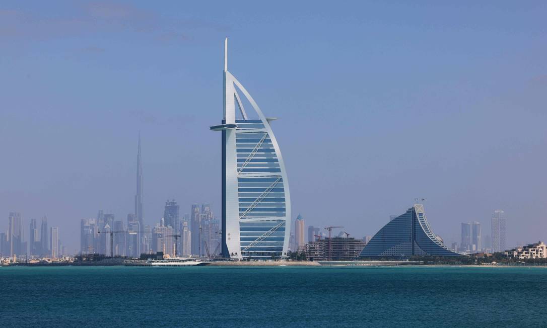 O Burj Al Arab, o icônico hotel em forma de vela no litoral de Dubai, agora está aberto a visitação Foto: GIUSEPPE CACACE / AFP