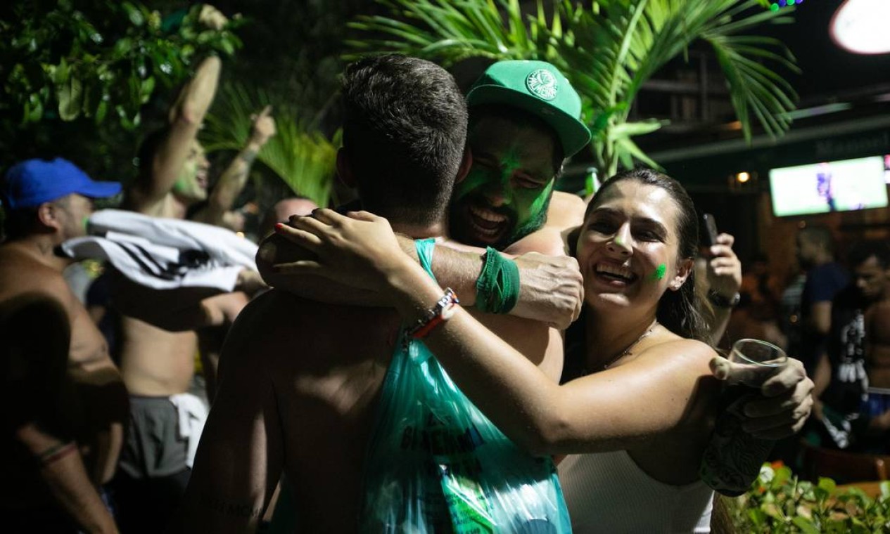No Rio, festa de torcedores palmeirenses na Praça Varnhagen, na Tijuca, Zona Norte da cidade Foto: Brenno Carvalho / Agência O Globo