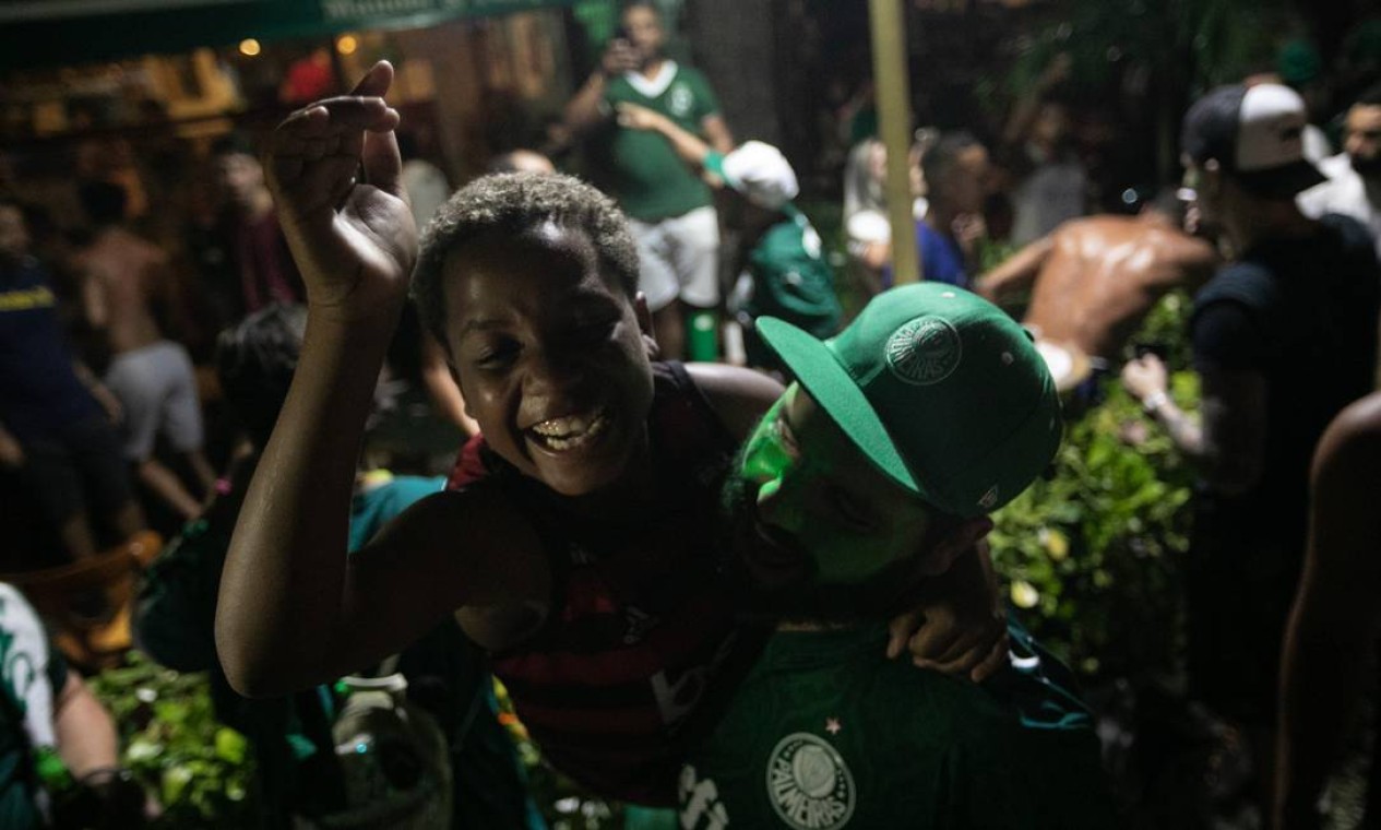 Torcedores palmeirenses comemoram vitória na Praça Varnhagen, na Tijuca, Zona Norte do Rio Foto: Brenno Carvalho / Agência O Globo