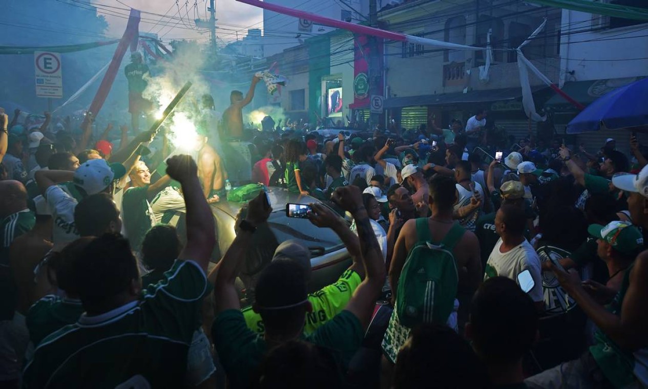 Torcedores do Palmeiras comemoram após vencer a final da Copa Libertadores 2020 contra o Santos, em São Paulo Foto: NELSON ALMEIDA / AFP