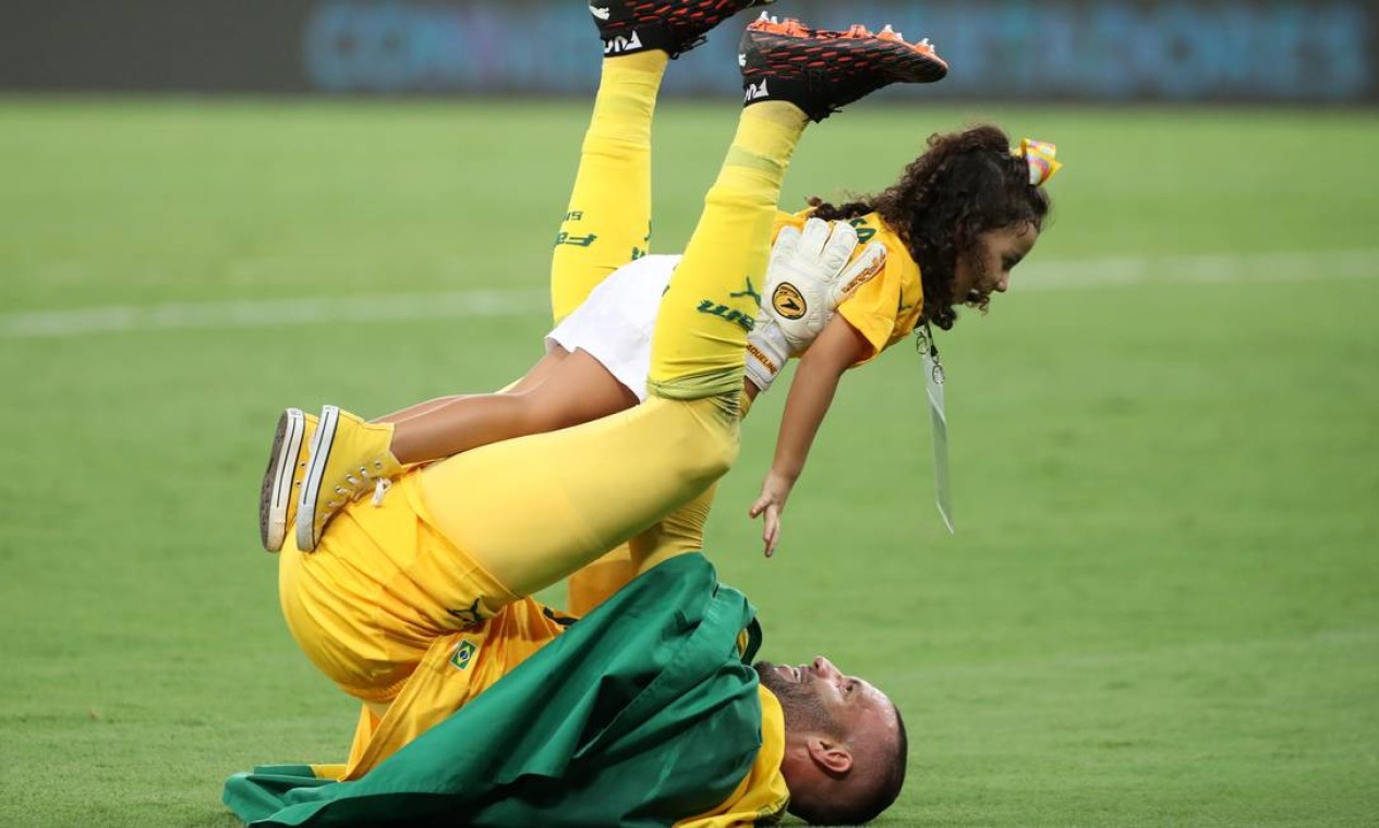 Weverton, goleiro do Palmeiras, comemora com a filha a conquista da Libertadores Foto: RICARDO MORAES / Pool via REUTERS