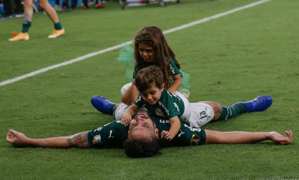 Luan comemora com seus filhos a vitória do bicampeonato Foto: RICARDO MORAES / AFP