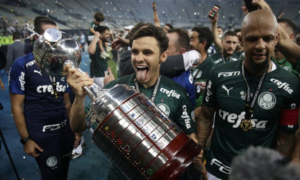 Raphael Veiga ergue o troféu ao comemorar a conquista da Libertadores com os companheiros de equipe Foto: RICARDO MORAES / Pool via REUTERS