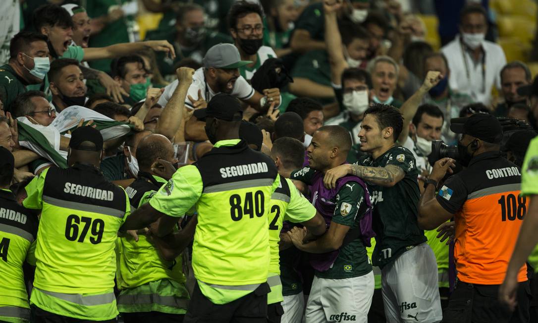 Jogadores do Palmeiras comemoram o gol do título junto à torcida Foto: Guito Moreto / Agência O Globo