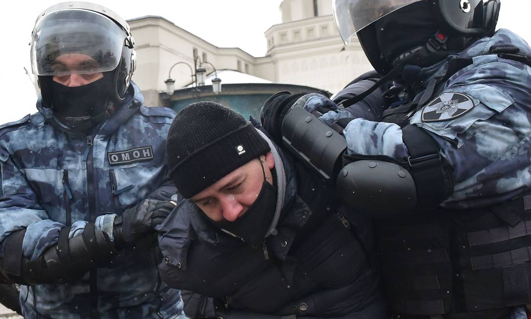 Manifestante é detido pela polícia durante protesto pela libertação do opositor Alexei Navalny em Moscou, capital da Rússia, neste domingo (31) Foto: VASILY MAXIMOV / AFP