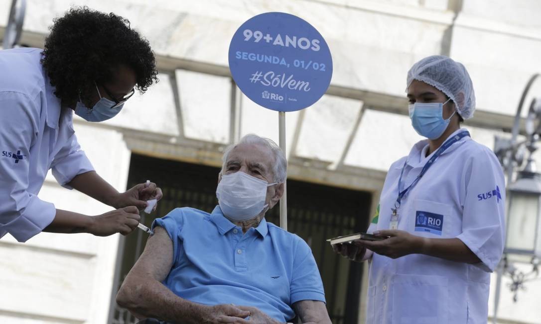 Aos 101 anos, o ator Orlando Drummond é vacina contra a Covid-19 em cerimônia no Palácio da Cidade Foto: Marcia Foletto / Agencia O Globo