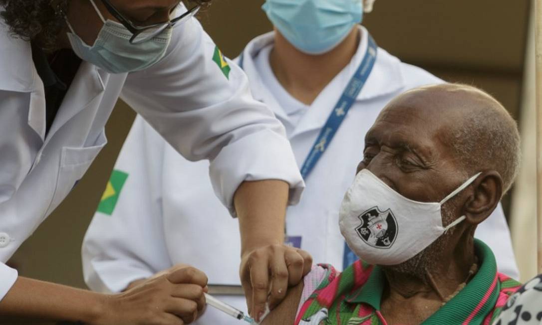 Nelson Sargento, compositor, de 96 anos, é vacinado no Rio Foto: Márcia Foletto / Agência O Globo