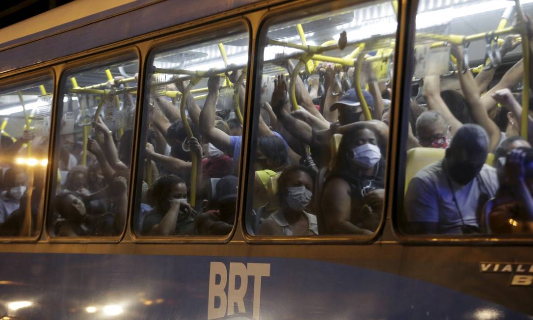 Aglomerados: ônibus do BRT lotado numa quinta-feira, hora do rush. Prefeitura diz que frota vem diminuindo, enquanto empresa fala em prejuízo Foto: Domingos Peixoto em 14-1-2021 / Agência O Globo