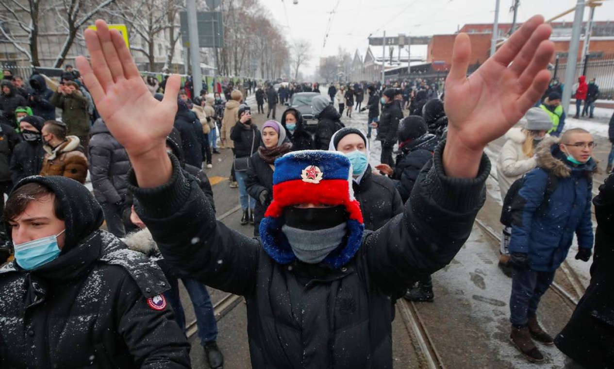 Um manifestante usa um chapéu com as cores nacionais durante protesto em Moscou Foto: MAXIM SHEMETOV / REUTERS