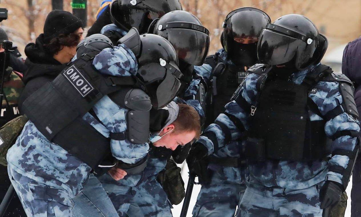 Manifestante é detido por policiais durante uma manifestação em Moscou que reuniu milhares de pessoas neste domingo Foto: MAXIM SHEMETOV / REUTERS