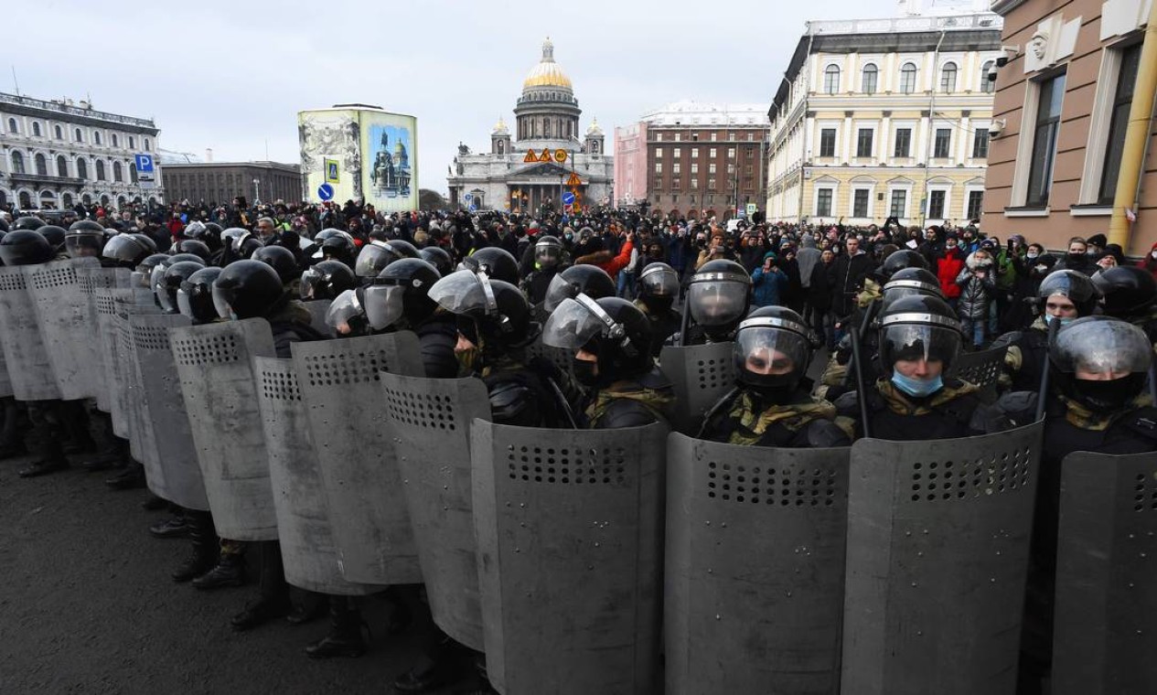 Policiais bloqueiam manifestantes São Petersburgo. Prisões foram registreadas em outras metrópoles russas Foto: OLGA MALTSEVA / AFP