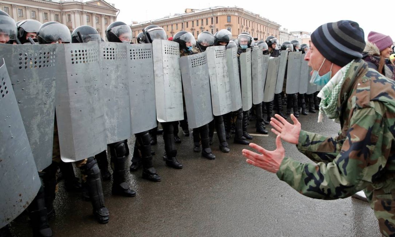 Um manifestante grita na frente de policiais durante ato em São Petersburgo. Novas manifestações têm como pano de fundo a apresentação de Alexei Navalny perante os juízes, prevista para 2 de fevereiro Foto: ANTON VAGANOV / REUTERS