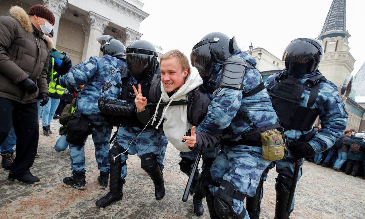 Manifestante faz um sinal de paz ao ser detido por policiais durante protesto em Moscou Foto: MAXIM SHEMETOV / REUTERS