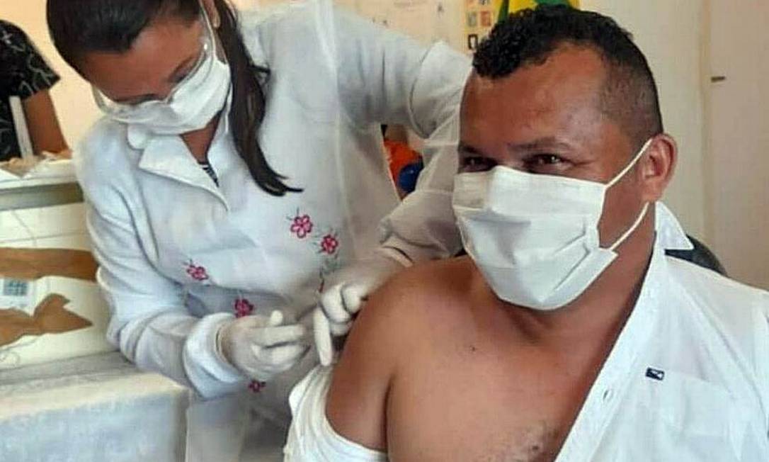 O prefeito Joércio Matias de Andrade, conhecido como Paizim (MDB), recebe vacina em Guaribas, no Piauí Foto: Reprodução
