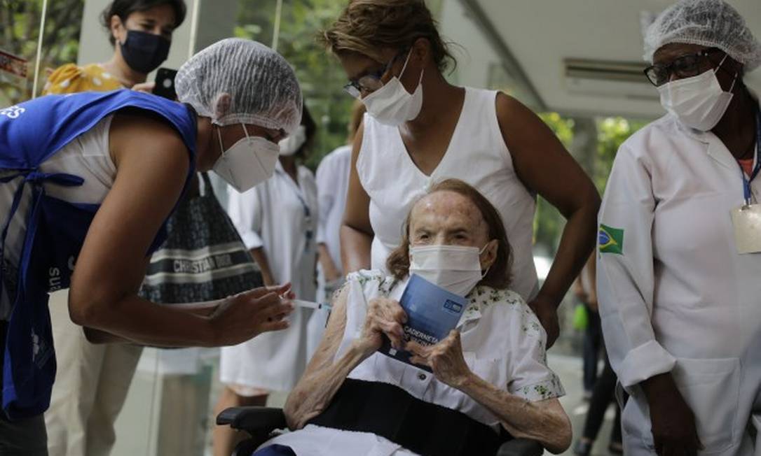 Zuleide Souza de Lima, de 101 anos, é vacinada contra Covid-19 na Gávea Foto: Marcia Foletto/Agência O Globo