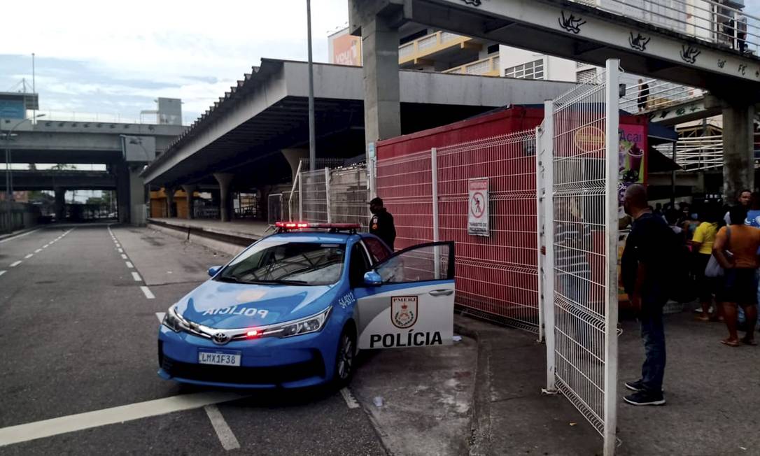 PM reforça a segurança na estação do BRT vazia em Madureira Foto: Gabriel de Paiva / Agência O Globo